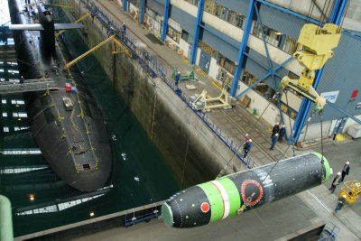 Balistinė raketa M51 kraunama į povandeninį laivą