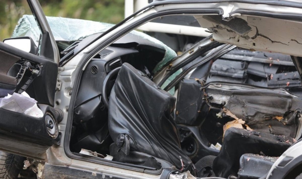 Kraupi avarija Vilniaus rajone: po smūgio į sunkvežimį suknežintas „VW Golf“
