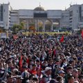Kirgizijos lyderis surengė derybas siekiant numalšinti politinį chaosą šalyje