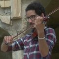 Muzikanto ginklas karo nusiaubtame Mosule - virkdanti smuiko melodija
