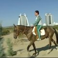 Socialinių tinklų sensacija: kaip Turkmėnijos prezidentas ant žirgo naujas statybas apžiūrinėjo