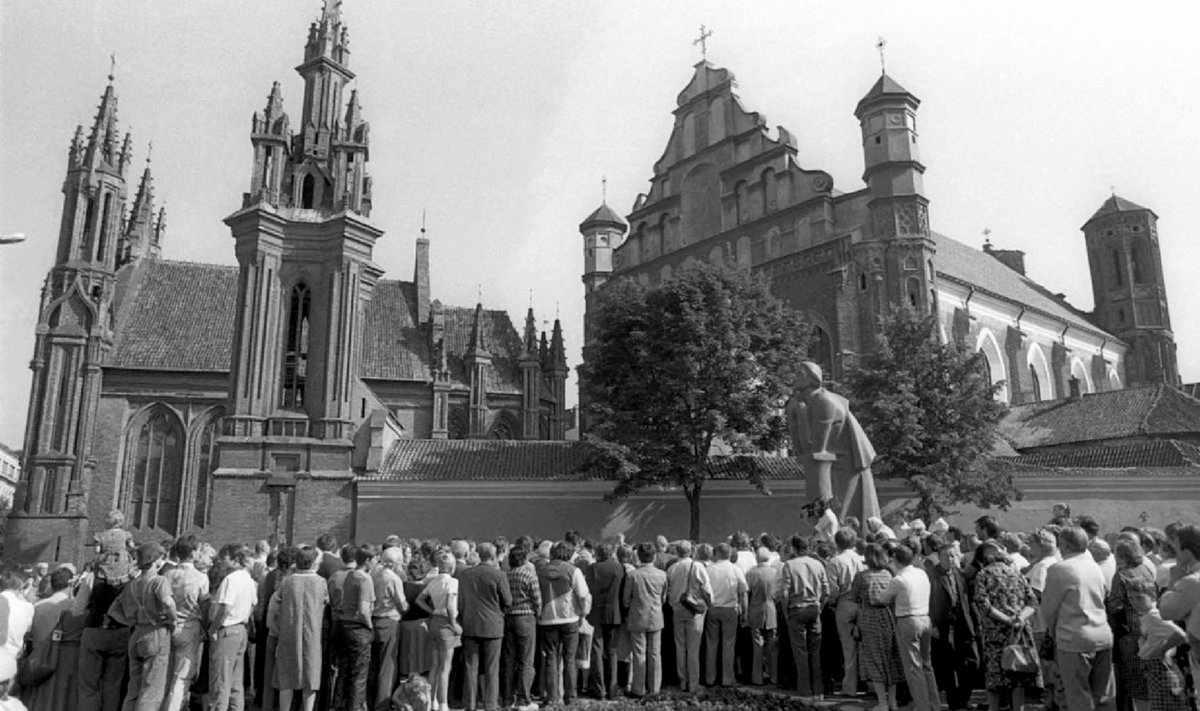 Rally next to Adam Mickiewicz monument in Vilnius in Aug 23, 1987