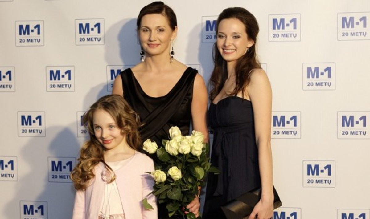 Rūta Grušnienė su dukromis