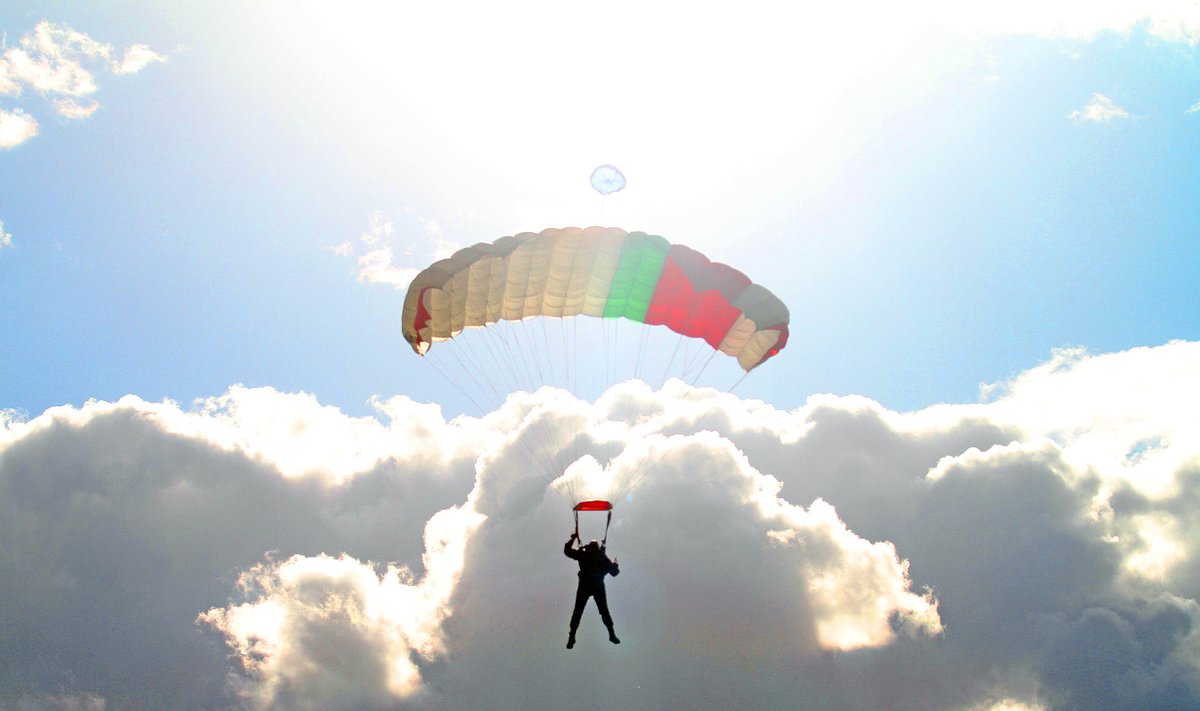 Pirmą kartą Lietuvoje organizuojamos tarptautinės karinių parašiutininkų mokyklų varžybos