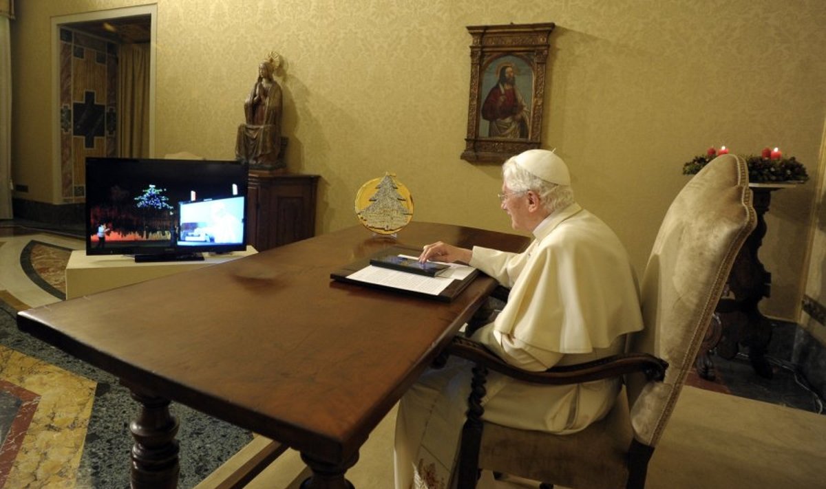 Popiežius įžiebia Kalėdų eglę