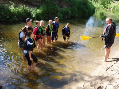 Neformaliojo vaikų švietimo būrelio narių plaukimas baidarėmis Dubysos upe