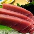 Marinuoto tuno sašimis vyšnių padaže