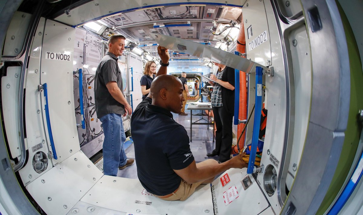 Astronautai treniruojasi skrydžiui į TKS 