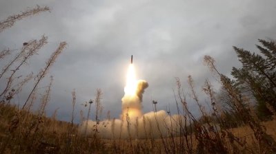 Vaizdo įraše, kurį paskelbė Rusijos gynybos ministerija, matyti, kaip teigiama, Rusijos tarpžemyninė balistinė raketa, paleista per šalies strateginių branduolinių pajėgų pratybas
