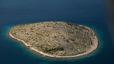 Žvilgsnis iš oro – Kroatijos sala atrodo kaip milžiniškas piršto atspaudas