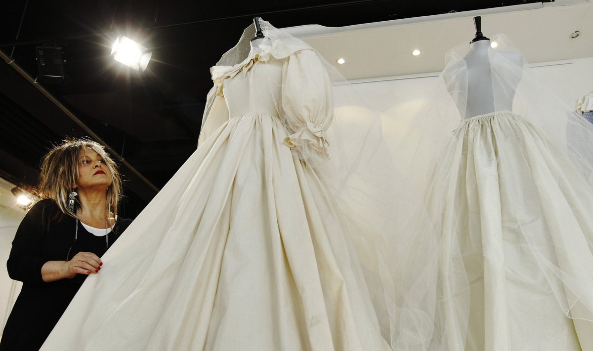 Dizainerė Elizabeth Emanuel ir jos kurta suknelė princesei Dianai.