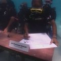 Maldyvų vyriausybė posėdžiavo po vandeniu