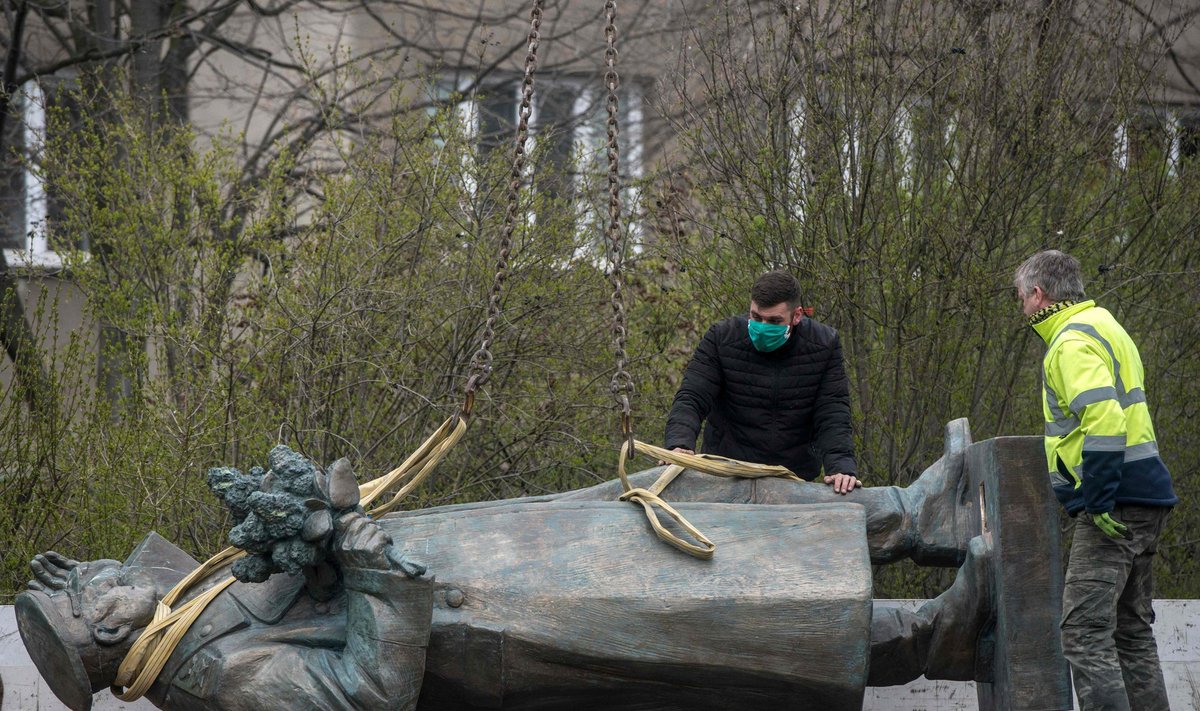 Prahoje demontuotas prieštaringai vertinamas sovietų generolo Konevo paminklas