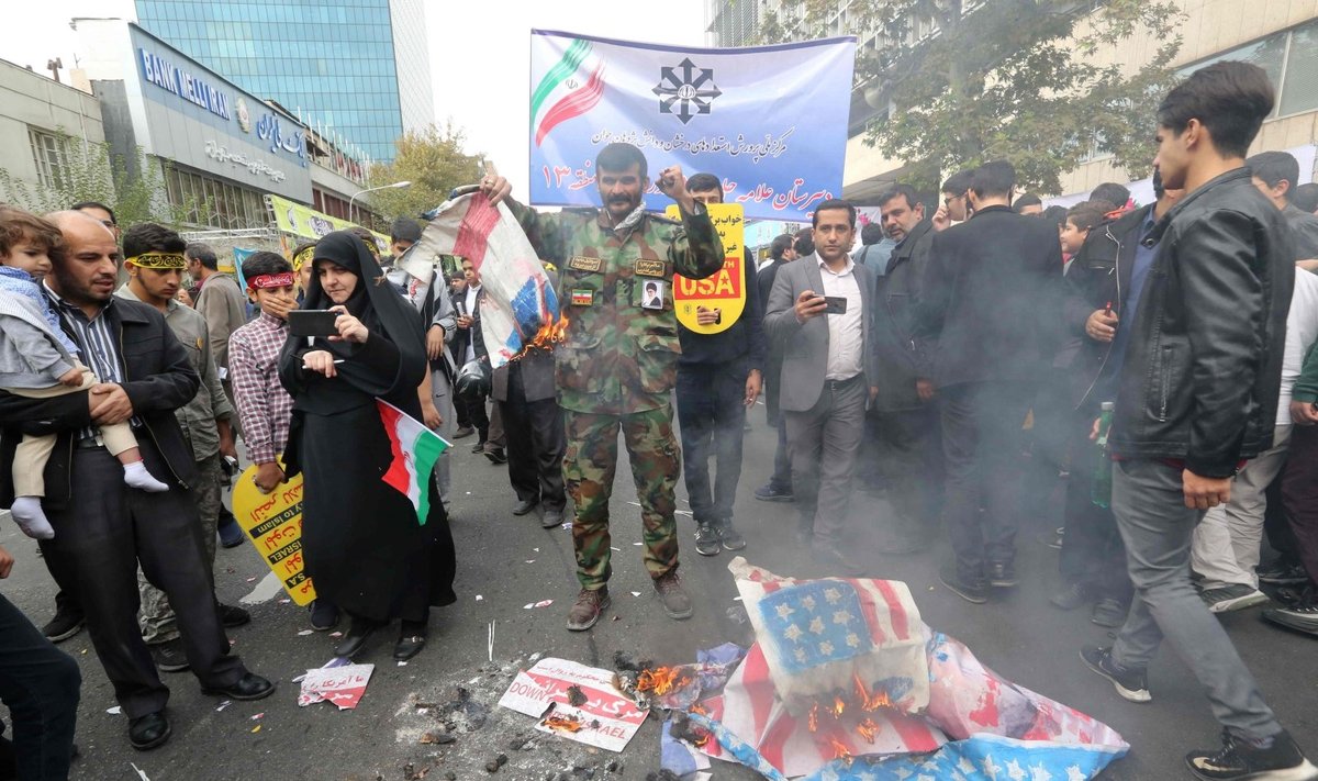 Protestuotojai Irane mini 1979-ųjų JAV ambasados užėmimo ir įkaitų krizės metines