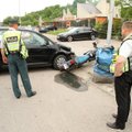 Kaune „VW Touran“ susidūrė su motociklu, nukentėjo motociklininkas ir jo keleivė