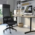 Biuro darbuotojai priblokšti: dėl populiarios „Ikea“ kėdės užtemsta monitorius
