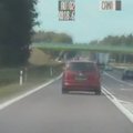 Lenkijos policija nufilmavo kelyje siautėjusį vairuotoją iš Lietuvos