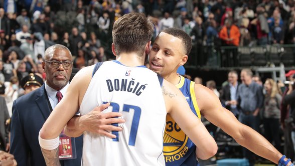 Curry tritaškiais traiškė „Mavericks“ gynybą ir pats išplėšė pergalę iš Dončičiaus rankų