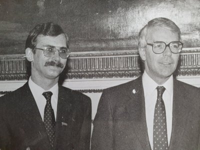 Su Jungtinės Karalystės premjeru Johnu Majoru (dešinėje)