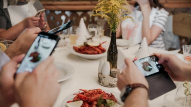 Virti vėžiai, dainos ir šliurpimas: ką reikia žinoti apie tradicinę švedišką vėžių valgymo šventę „kräftskiva“