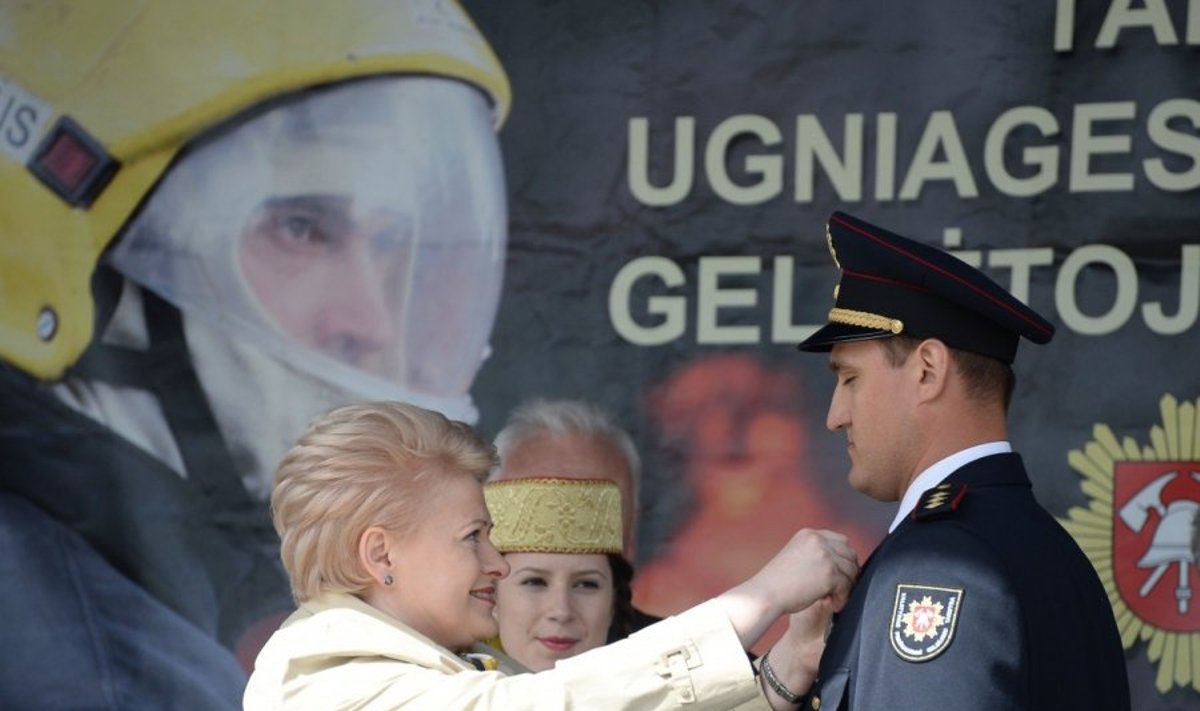 D. Grybauskaitė su ugniagesiais