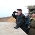 Kim Jong Unas lankėsi kariniuose daliniuose