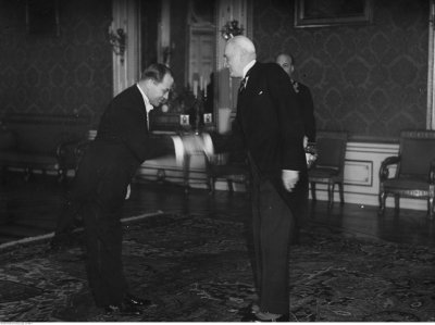 Lietuvos pasiuntinys įgaliotasis ministras Kazys Škirpa įteikia įgaliojimus Prezidentui Moscickui, 1938-03-31