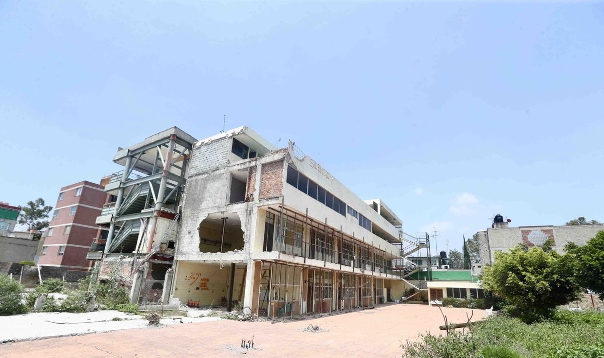 Sugriuvus didelei Enrique Rebsameno mokyklos pastato daliai, žuvo 19 moksleivių ir septyni suaugusieji