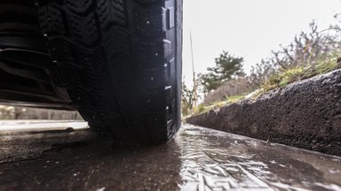 Kelininkai įspėja saugotis plikledžio ir tiršto rūko, kai kur eismo sąlygos – sudėtingos