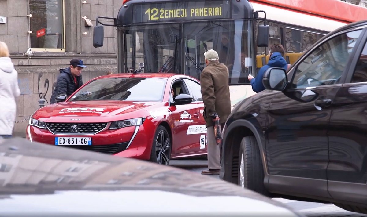 Pėstieji pamėgino paauklėti vairuotoją, už tai, kad šis pavyzdingai laikosi naujųjų KET. Laidos "Ne vienas kelyje" STOP kadras