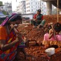 Indijoje koronavirusas grąžina vaikų darbą: viskas – dėl nepritekliaus