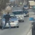 Vilniaus pakraštyje, įtariama, apsvaigęs narkomanas su švirkštu rankoje puldinėjo automobilius ir darė salto