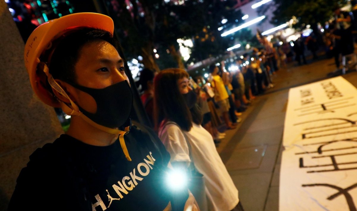Honkonge – Baltijos kelio atgarsiai: protestuotojai susikibo į žmonių grandinę