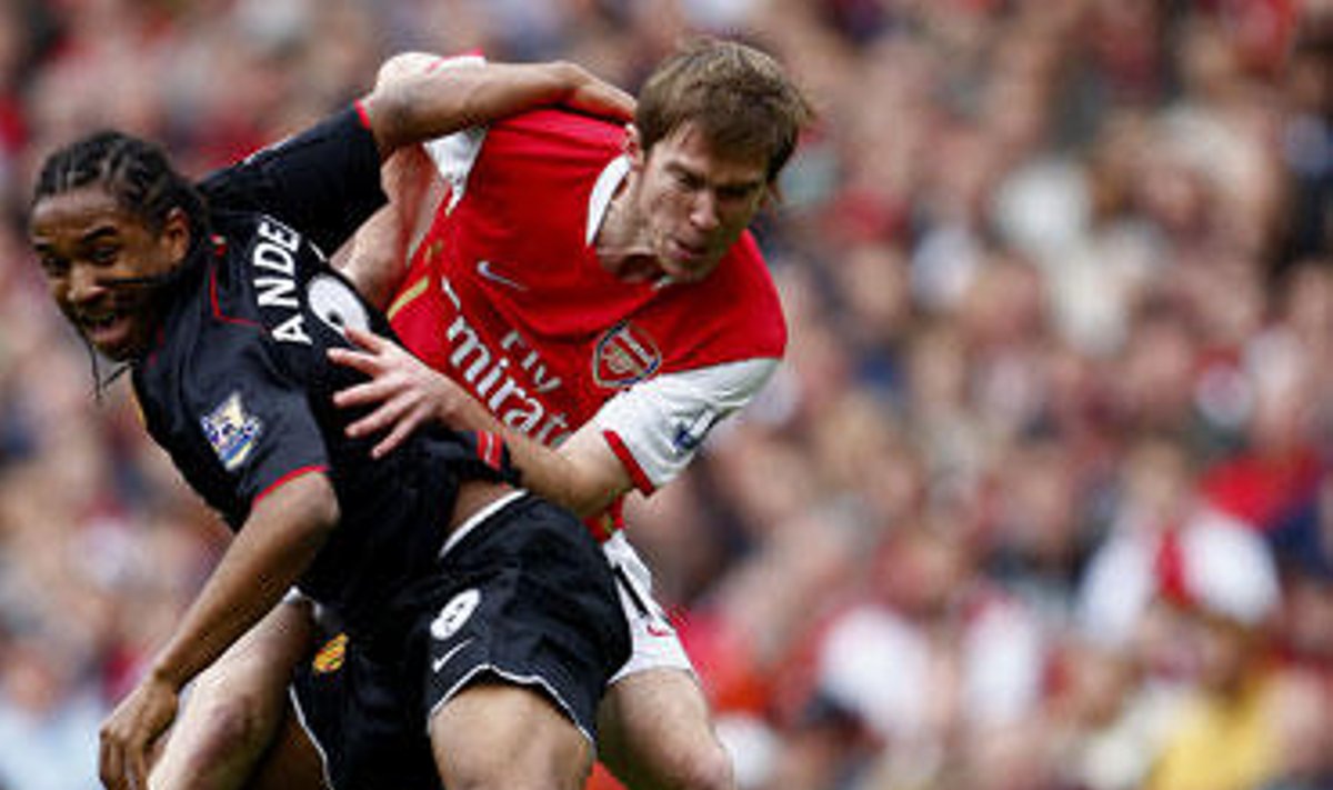 Aleksandras Hlebas ("Arsenal", raudoni marškinėliai) kovoja su Andersonu ("Manchester United")  