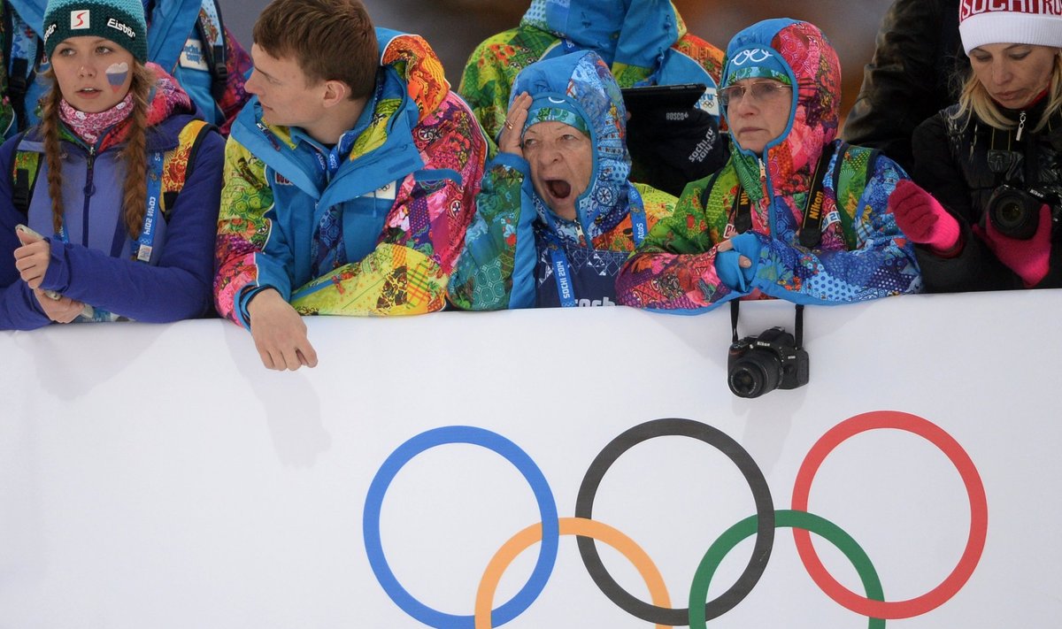 Olimpinių žaidynių savanoriai stebi biatlono varžybas