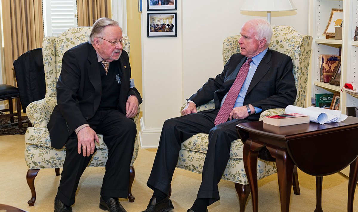 Professor Landsbergis  speaking with Senator John McCain   Photo Ludo Segers