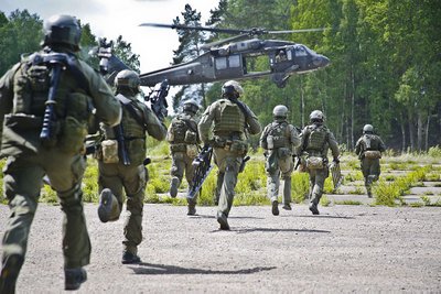 Lietuvos Specialiųjų Operacijų Pajėgų kariai skuba į „Black Hawk“ (2016-ieji metai)