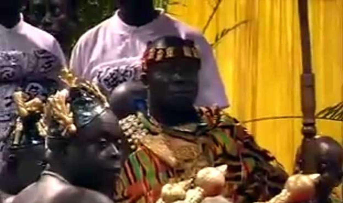 Ašančio karalystę valdantis karalius Otumfuo Osei Tutu II (dešinėje)