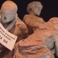 S. Berlusconio priešininkai paminklus Romoje nukabinėjo protesto plakatais