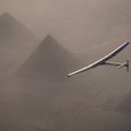 Aplink pasaulį skrendantis Saulės energija varomas lėktuvas nutūpė Egipte