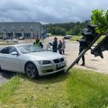 Vilniuje BMW rėžėsi į šviesoforą: bandė išvengti susidūrimo su kitu automobiliu