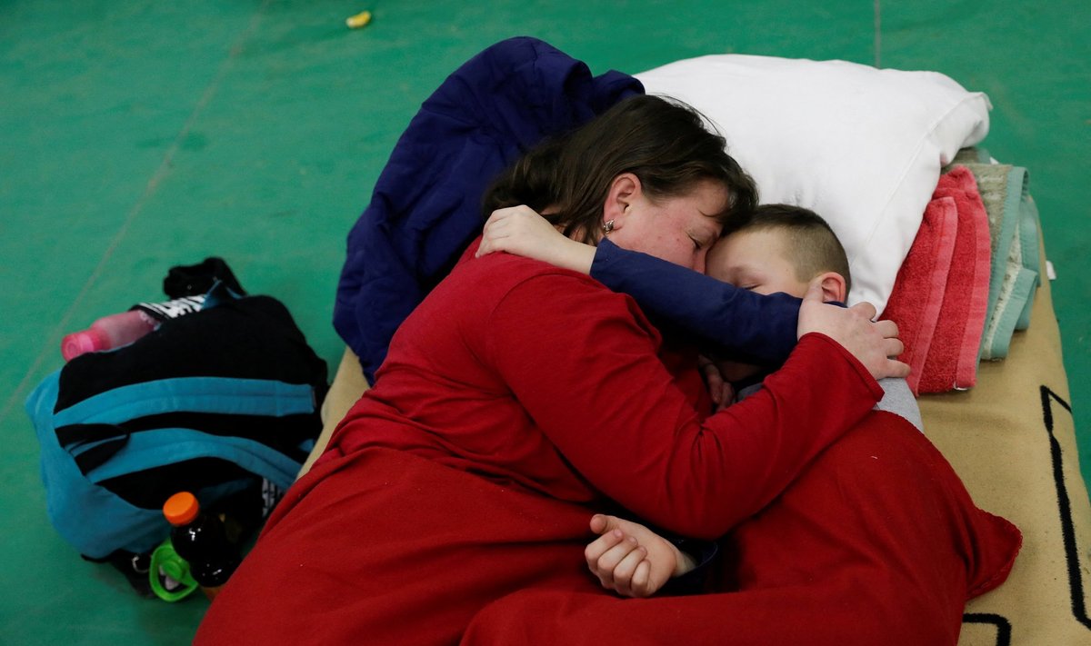 Iš Ukrainos nuo karo pabėgusi mama su savo vaiku pabėgėlių centre