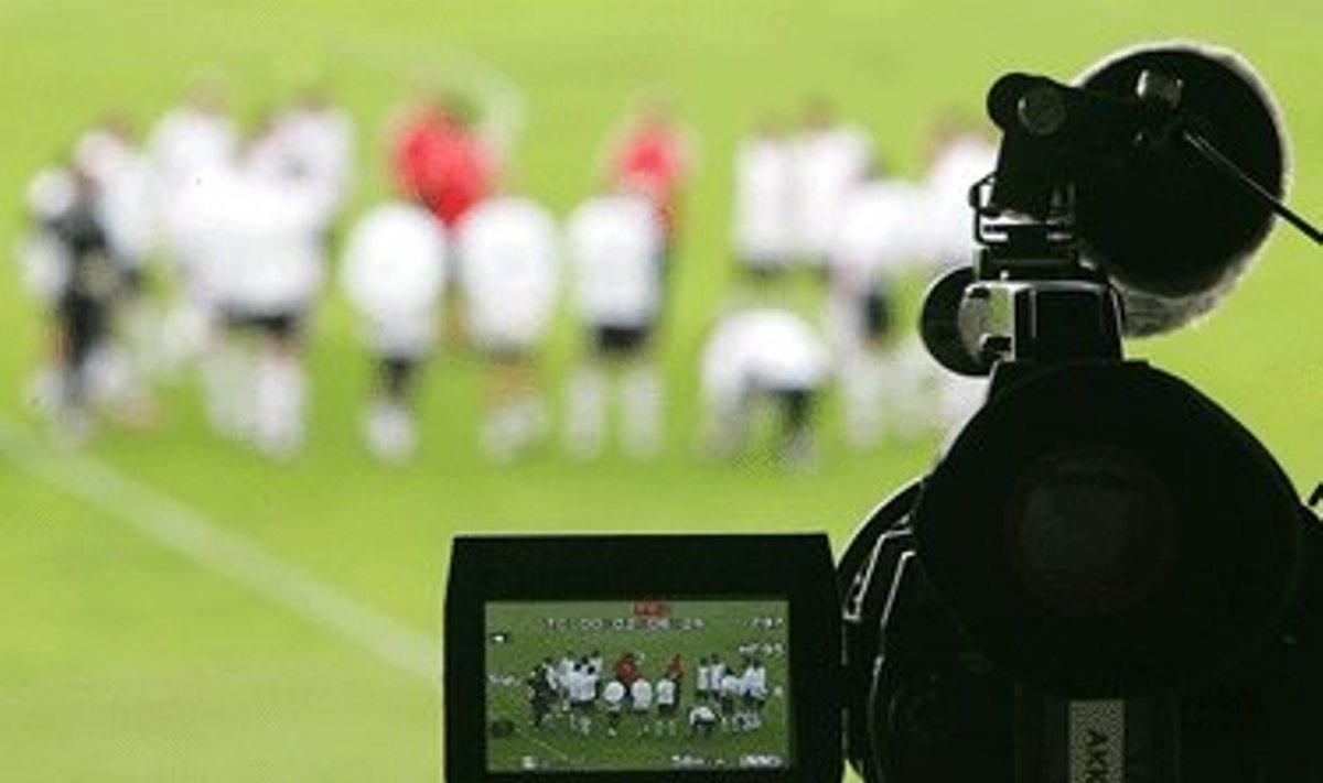 Televizijos operatorius filmuoja Vokietijos rinktinės žaidėjų treniruotę