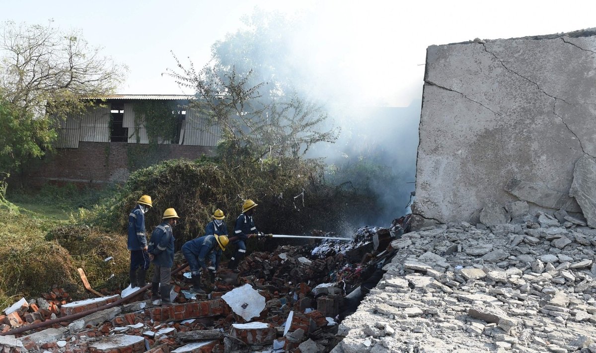 Indijoje per sprogimą gamykloje žuvo mažiausiai 12 darbininkų