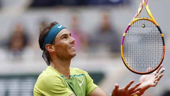 Net ir kęsdamas skausmą Nadalis pergalingai pradėjo „French Open“ turnyrą