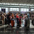 Sumaištis oro uostuose keleivius privertė griebtis vieno triuko: „TikTok'e“ išplitęs patarimas darbuotojus itin piktina