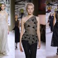 Tiesiai iš Paryžiaus – naujausia „Dior“ kolekcija: perlais siuvinėtos suknelės ir spindintys kombinezonai