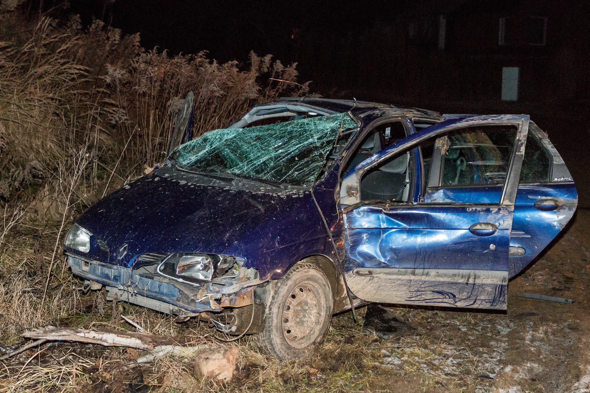 Авария в Вильнюсе: автомобиль разбит, трое пьяных друзей отделались испугом  - Delfi RU