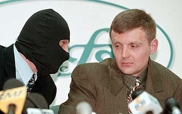 1998 metų lapkričio 17 dieną, kai jis su grupe tarnybos draugų (papulkininkiu Aleksandru Gusyku, papulkininkiu Michailu Trepaškinu ir majoru Andrejumi Ponkinu) spaudos konferencijoje apkaltino Rusijos specialiąsias tarnybas rengus pasikėsinimą į Borisą Berezovskį.