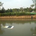 Vairuotojo pažymėjimą gavusi ir automobilį nusipirkusi vairuotoja atsidūrė upėje